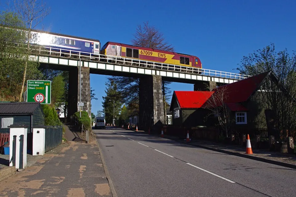 Caledonian Sleeper, Crianlarich (geograph 4963273)