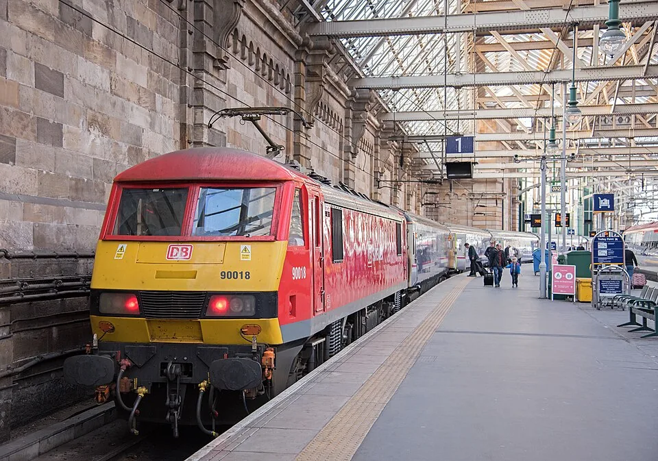 London Euston → Fort William: Caledonian Sleeper at Glasgow Central (geograph 4433220)