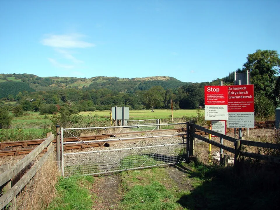 Aberystwyth → Pwllheli: Cambrian Coast Line Railway Crossing