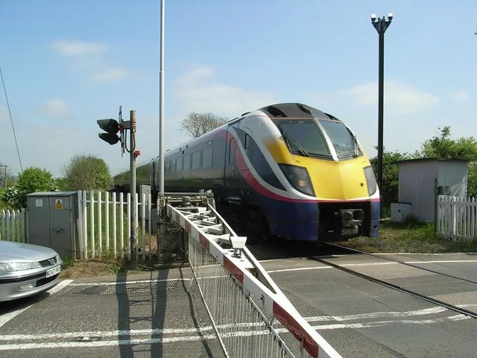 Oxford → Worcester: Westbound train at Blackminster Crossing