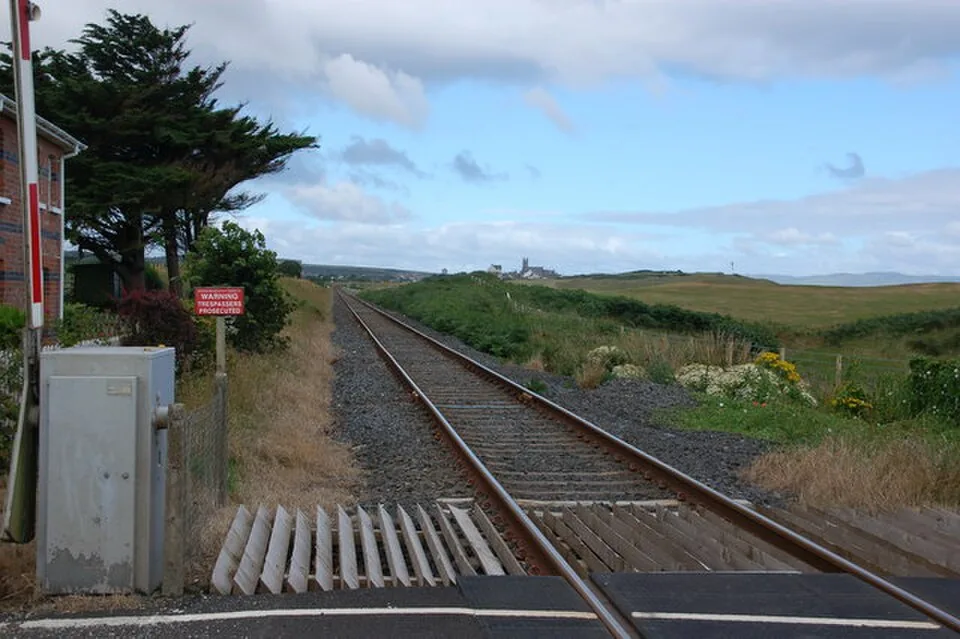 Derry~Londonderry → Coleraine: Barmouth level crossing near Castlerock (2)
