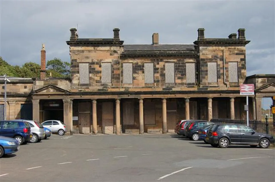 Edinburgh Waverley → North Queensferry → Kirkcaldy: Burntisland railway station 1
