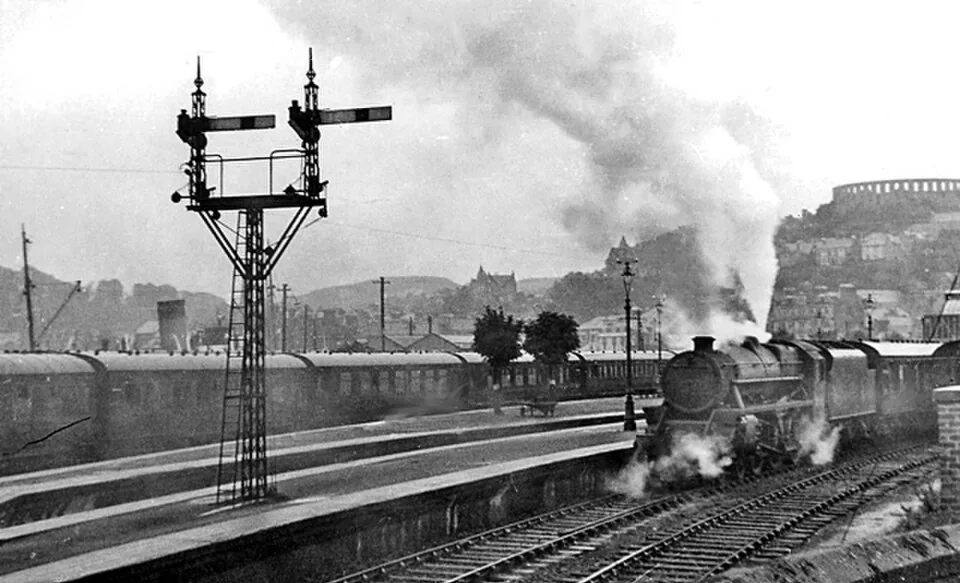 Glasgow Queen Street → Oban: Oban railway station 2039098 30212de8