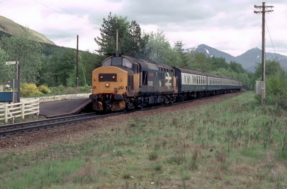 Glasgow Queen Street → Oban: Tyndrum Lower railway station in 1988