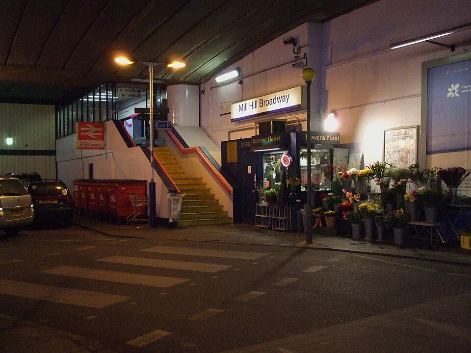Cheltenham Race Course → Broadway: Mill Hill Broadway stn main entrance