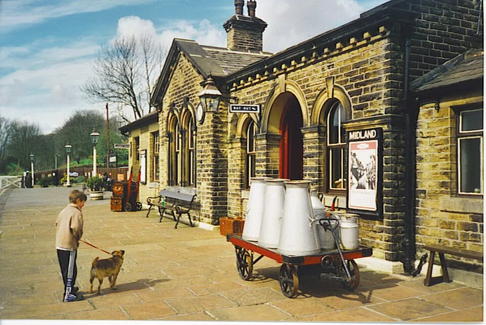 Keighley → Haworth → Oxenhope: OakworthStation(ColinSmith)Apr2000