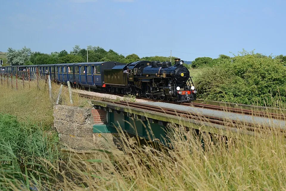 Hythe → New Romney → Dungeness: RHDR 10 crossing the new cut dyke at West Hythe