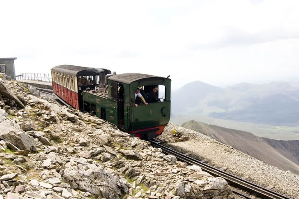 Llanberis → Clogwyn / Hafod Eryri (Yr Wyddfa Summit): Train descending from summit of Snowdon
