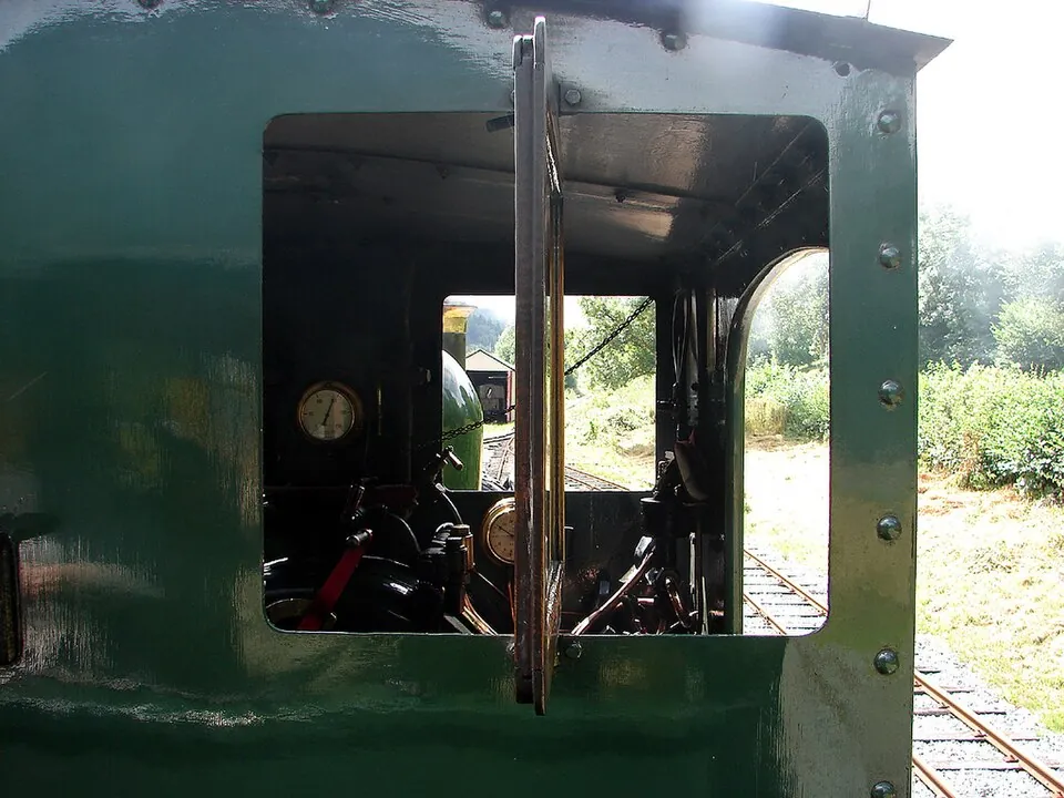 Welshpool Raven Square → Llanfair Caereinion: A view into the cab of 'Countess'